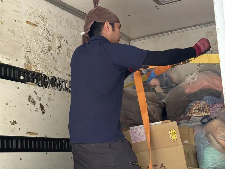 トラックへの積み込み作業をする代表 髙松周平